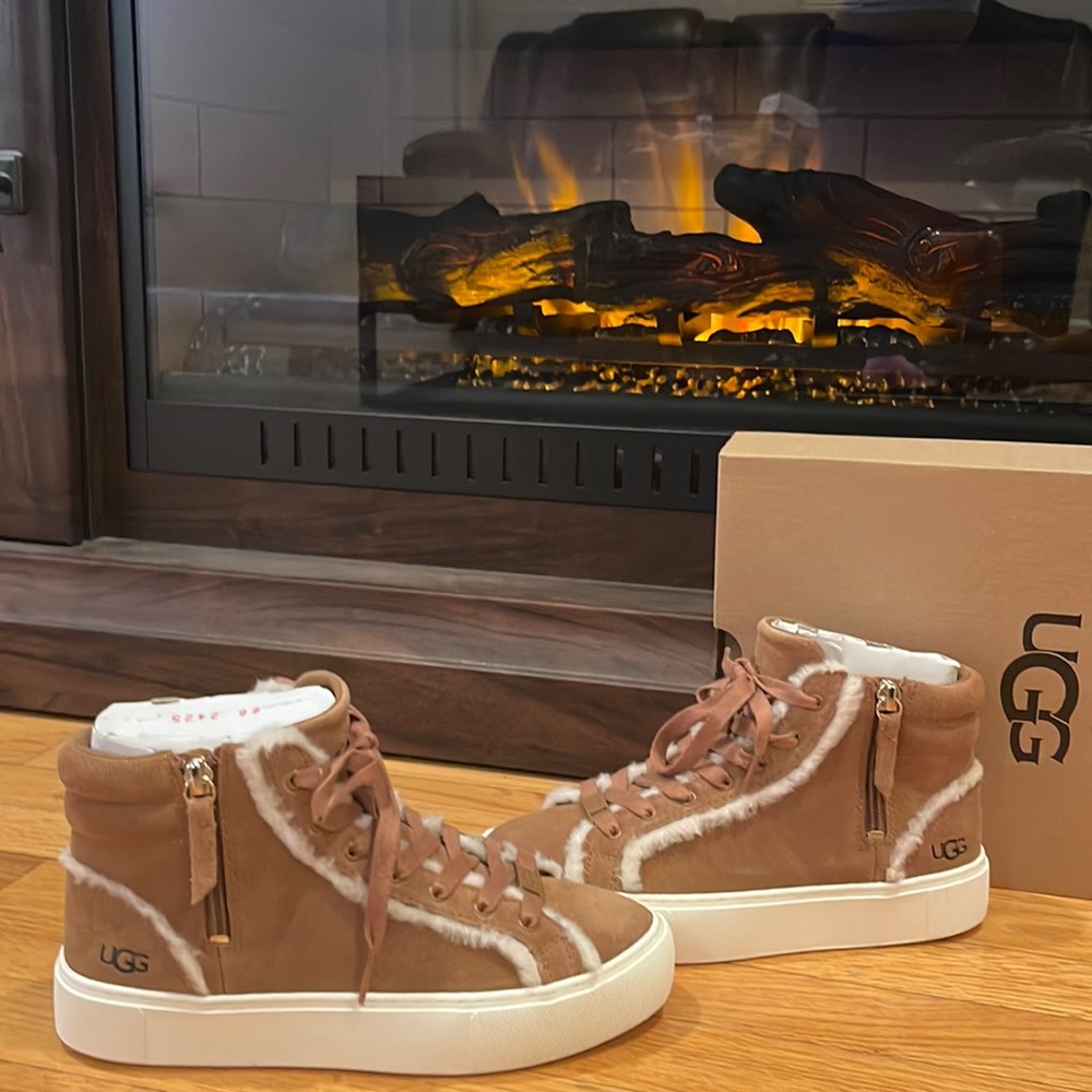 New UGG Boot - women size 6